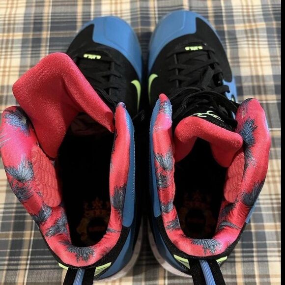 Athletic_Shoes